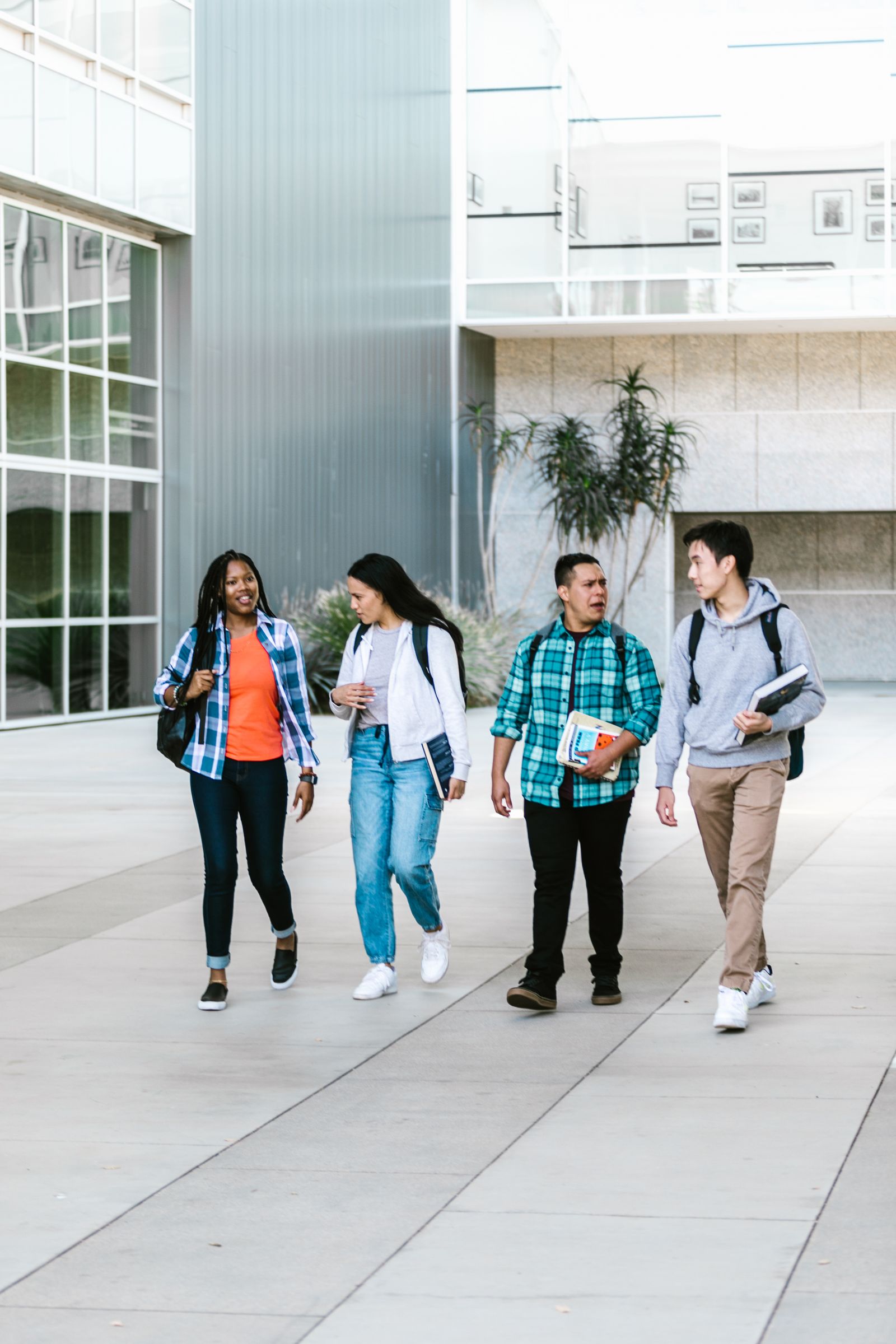 Grupo de jovens estudantes prontos para o intercâmbio